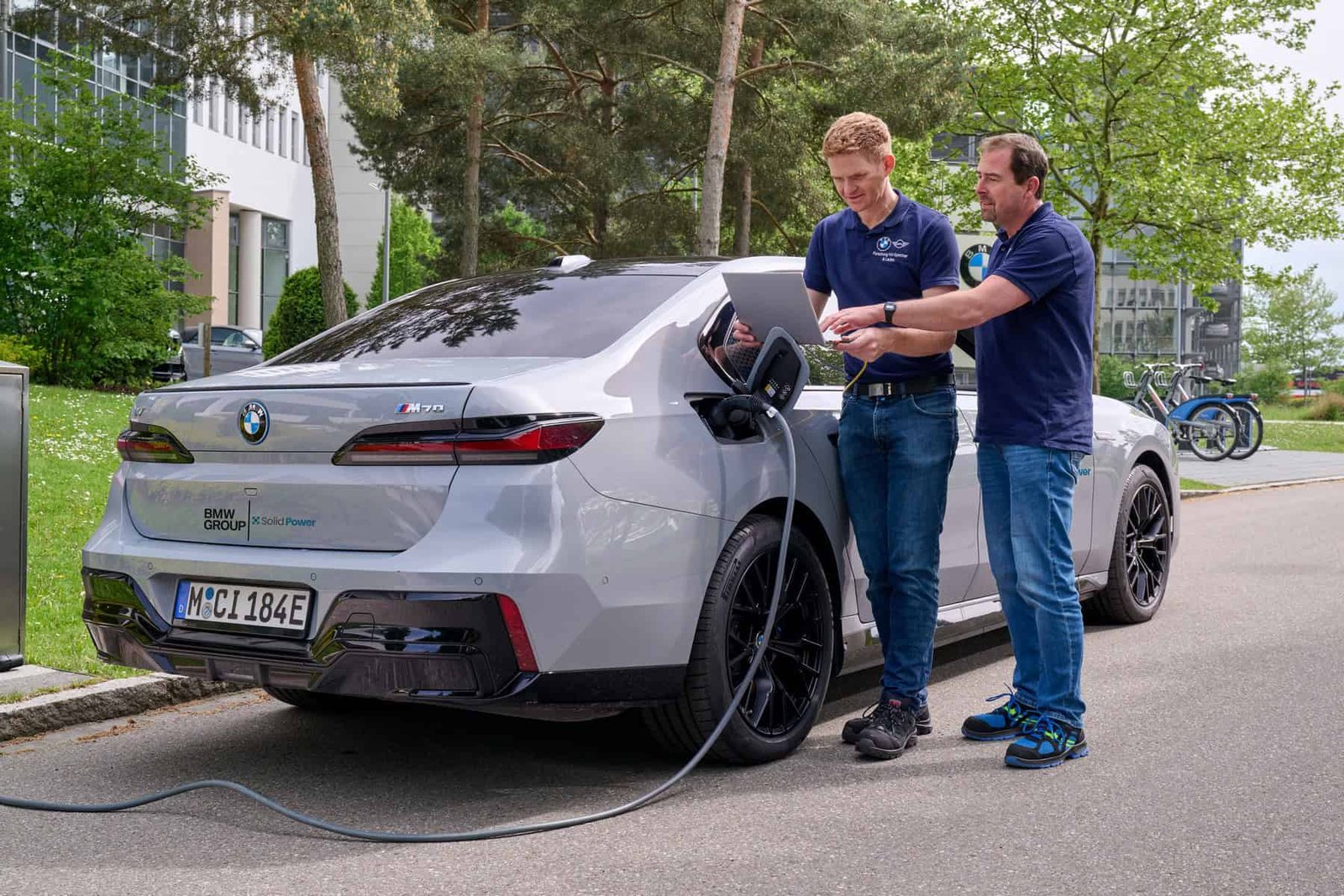 BMW I7 PROTOTYPE WITH SOLID STATE BATTERIES 1