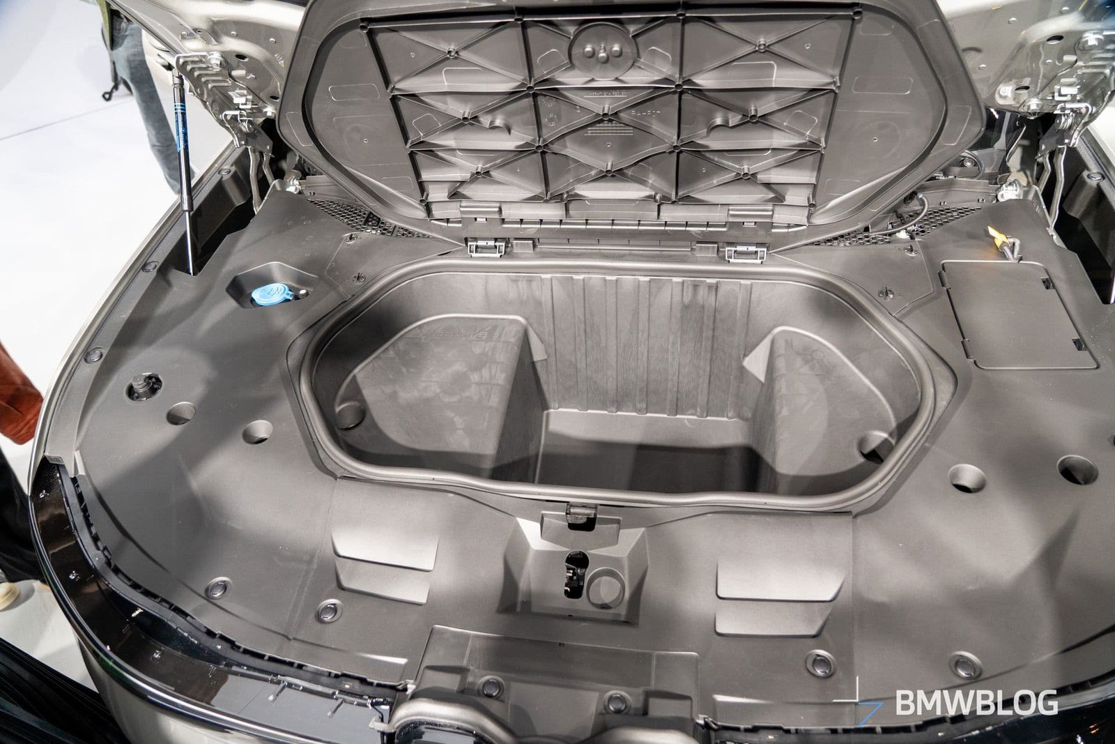 2026 BMW IX3 SPACE SILVER 03