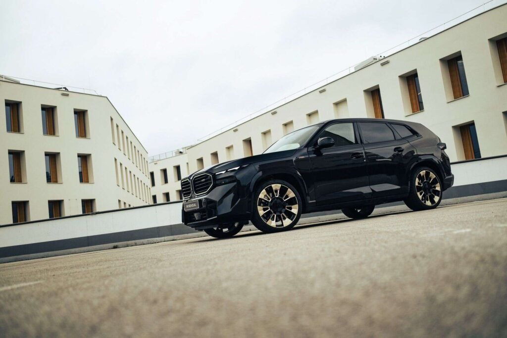 BMW XM gradient paint Sapphire Black to Macadamia Metallic front view