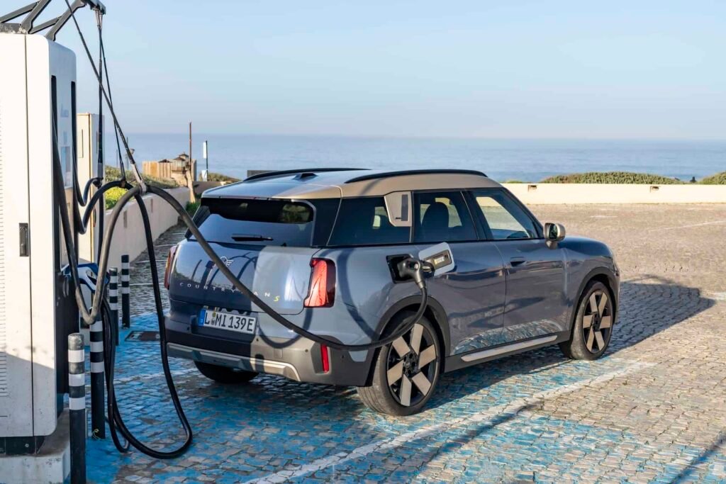 MINI Countryman SE charging