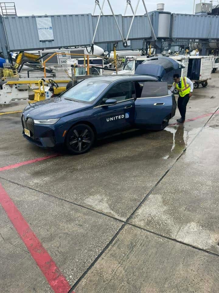 United Airlines using electric BMW i7 and iX vehicles for passenger tarmac transfers between connecting flights