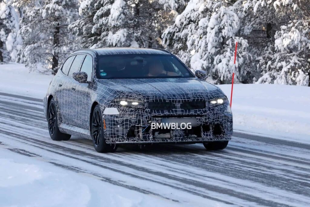2027 BMW M5 TOURING SPY PHOTOS WINTER 19