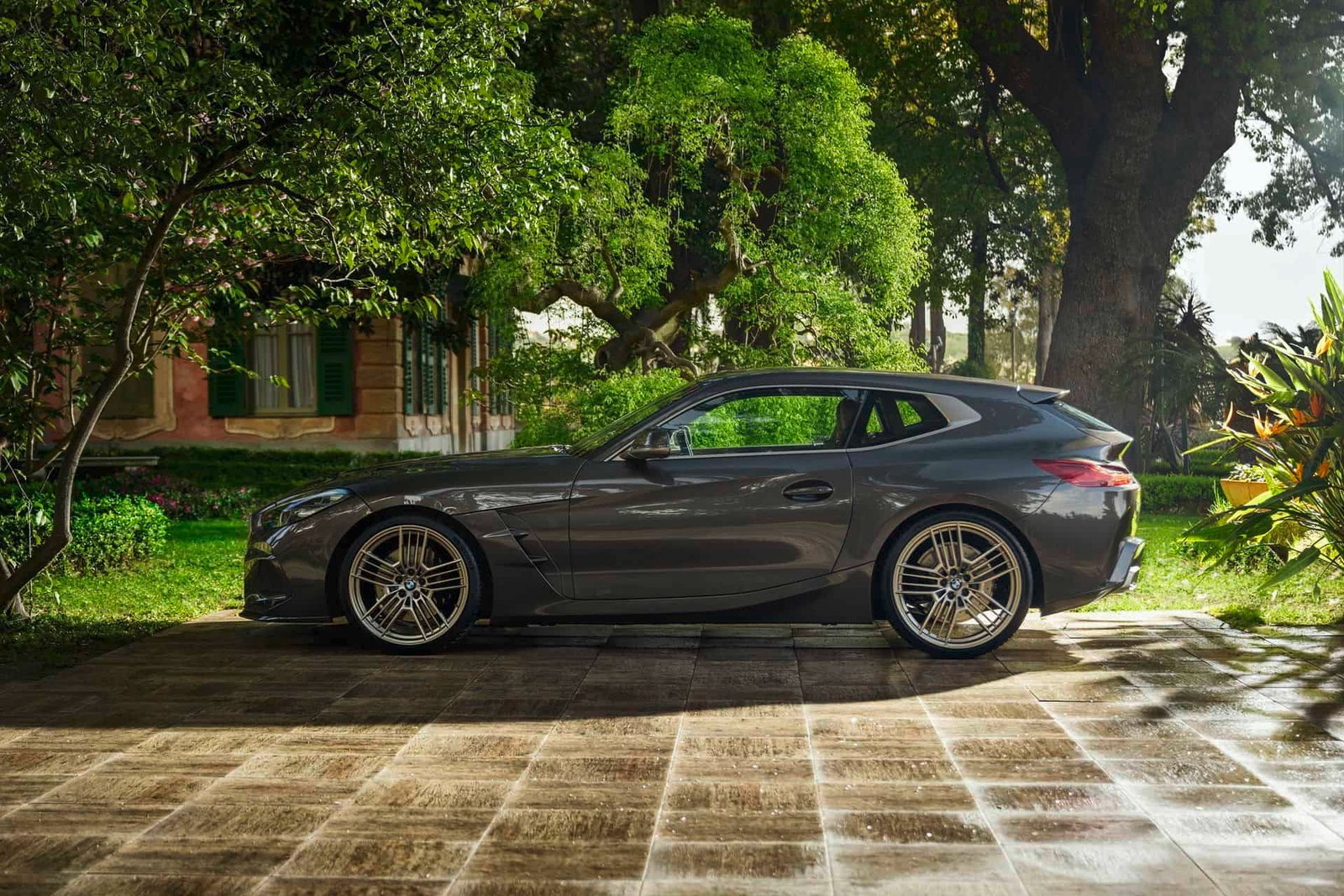 Side view of the BMW Touring Concept Coupe